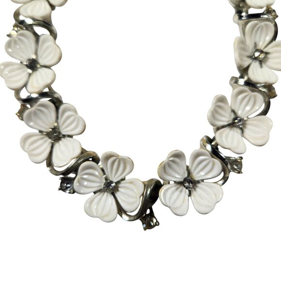 Vintage White Enamel Flower Necklace With Silvertone Chain & Clasp boho fairy - Picture 2 of 3